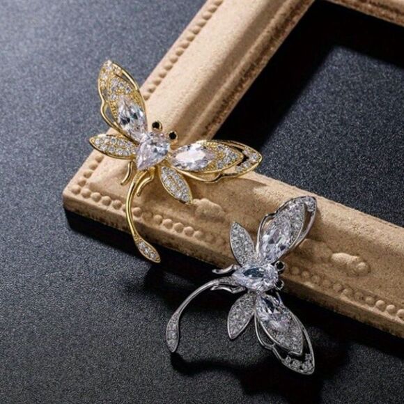 ✨ 🆕 ✨ Dragonfly Insect SILVER Collar Pin Brooch✨ - Picture 1 of 10